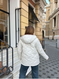 Жіноча куртка стьобана з капюшоном молочного кольору 35694