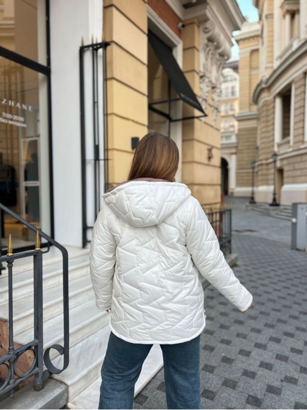 Жіноча куртка стьобана з капюшоном молочного кольору 35694