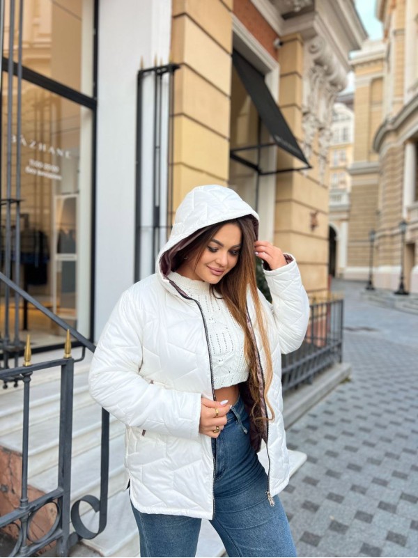 Жіноча куртка стьобана з капюшоном молочного кольору 35694