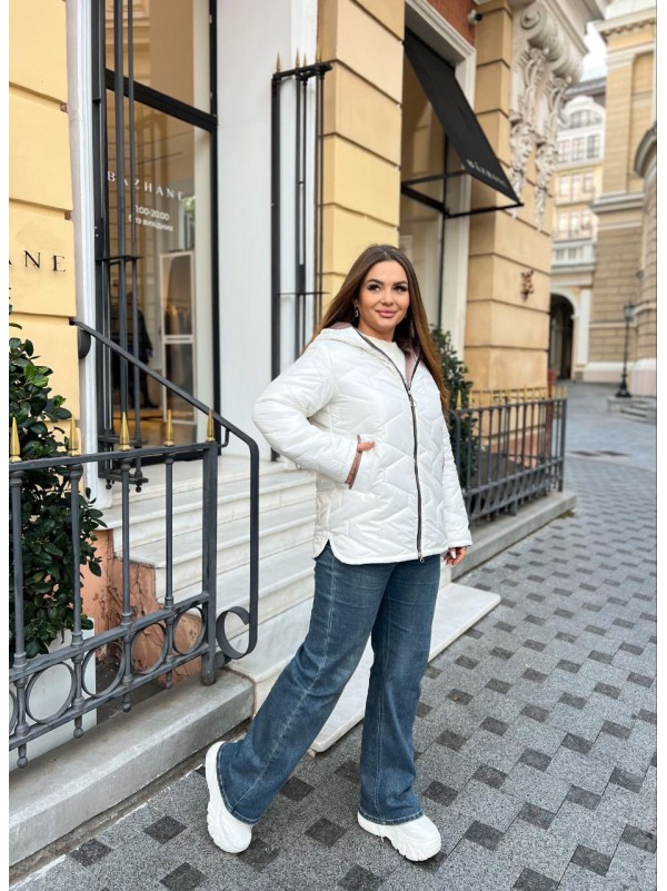 Жіноча куртка стьобана з капюшоном молочного кольору 35694