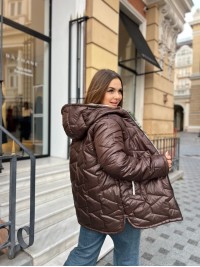 Жіноча куртка стьобана з капюшоном коричневого кольору 35695