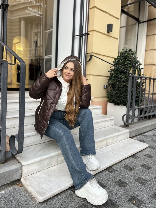 Жіноча куртка стьобана з капюшоном коричневого кольору 35695