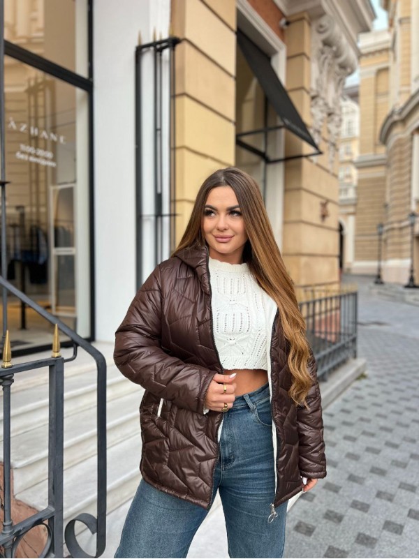 Жіноча куртка стьобана з капюшоном коричневого кольору 35695