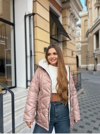 Жіноча куртка стьобана з капюшоном кавового кольору 35696