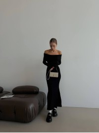 Довга сукня з ангори з відкритими плечима чорного кольору 35698