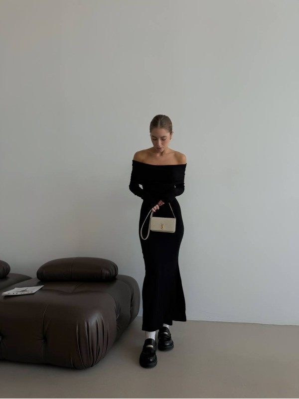 Довга сукня з ангори з відкритими плечима чорного кольору 35698