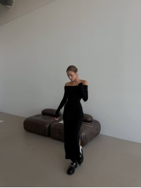 Довга сукня з ангори з відкритими плечима чорного кольору 35698