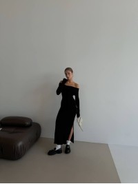 Довга сукня з ангори з відкритими плечима чорного кольору 35698