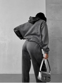 Жіночий теплий велюровий костюм з капюшоном графiтового кольору 35699