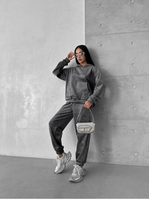 Жіночий теплий велюровий костюм з капюшоном графiтового кольору 35699