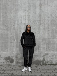 Жіночий теплий велюровий костюм з капюшоном чорного кольору 35700