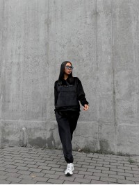 Жіночий теплий велюровий костюм з капюшоном чорного кольору 35700