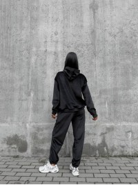 Жіночий теплий велюровий костюм з капюшоном чорного кольору 35700