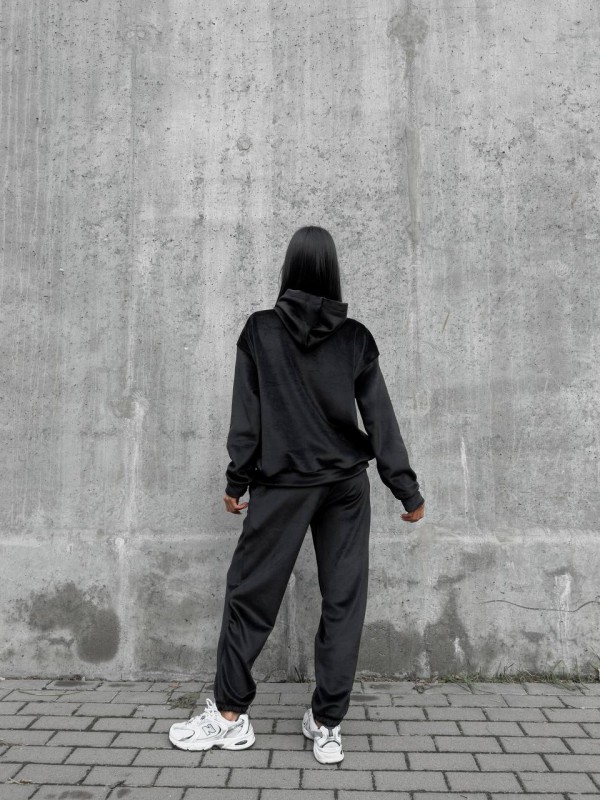 Жіночий теплий велюровий костюм з капюшоном чорного кольору 35700