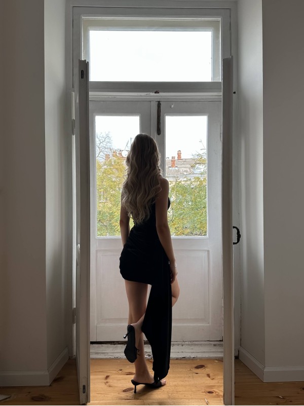 Вечірня оксамитова сукня мiні зiшлейфом чорного кольору 35713