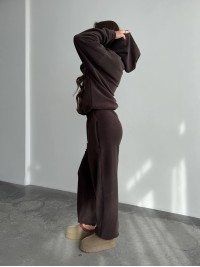 Жіночий костюм iз плюшевого флісу коричневого кольору 35716