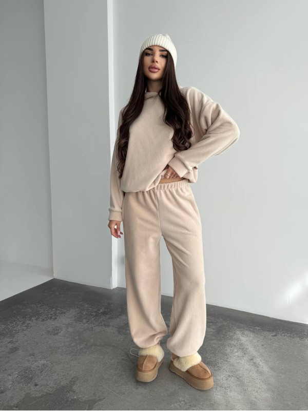 Жіночий костюм iз плюшевого флісу бежевого кольору 35717