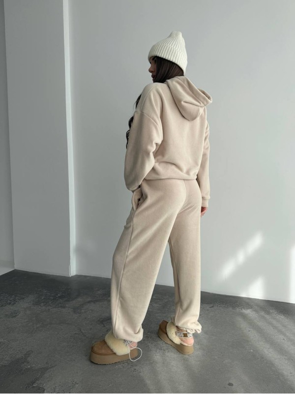 Жіночий костюм iз плюшевого флісу бежевого кольору 35717