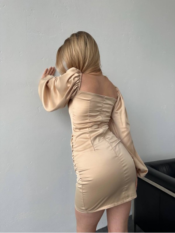 Вечірня атласна сукня міні бежевого кольору 35733