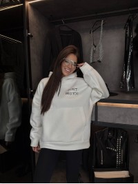 Жіноче тепле худі з малюнком молочного кольору 35794