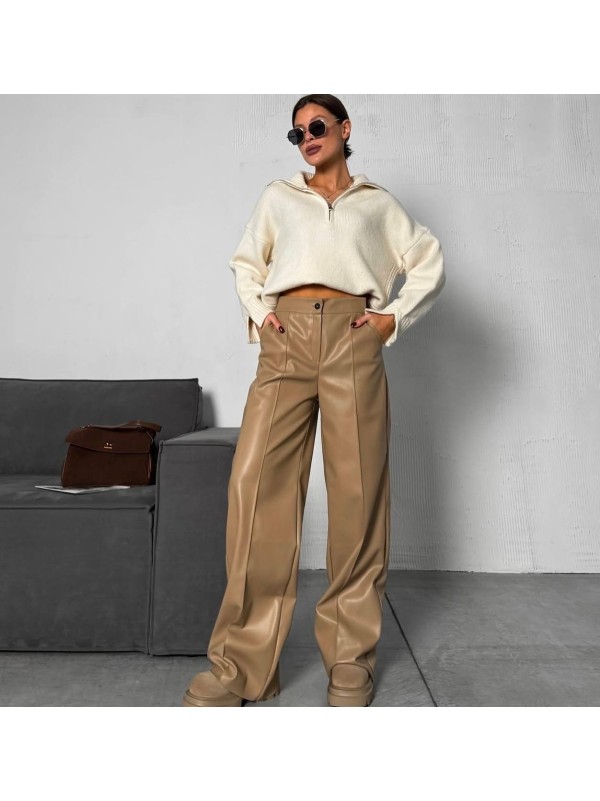 Жіночі штани кльош з еко-шкіри на флiсi бежевого кольору 35799