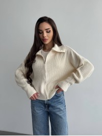 Базовий жіночий светр зi змiкою молочного кольору 35842