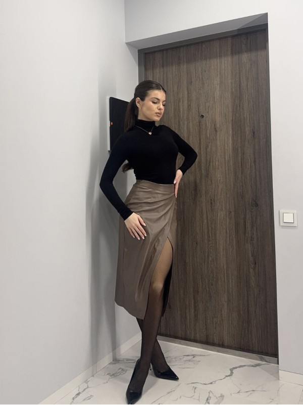 Жіноча спідниця на запах із еко-шкіри коричневого кольору 35844