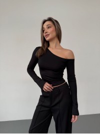 Жіночий легкий лонгслів на одне плече чорного кольору 35846