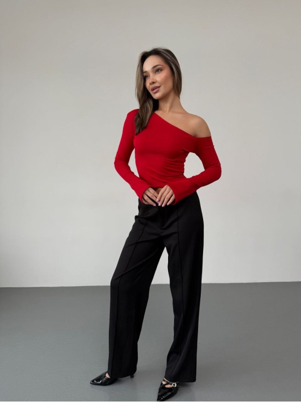 Жіночий легкий лонгслів на одне плече червоного кольору 35850