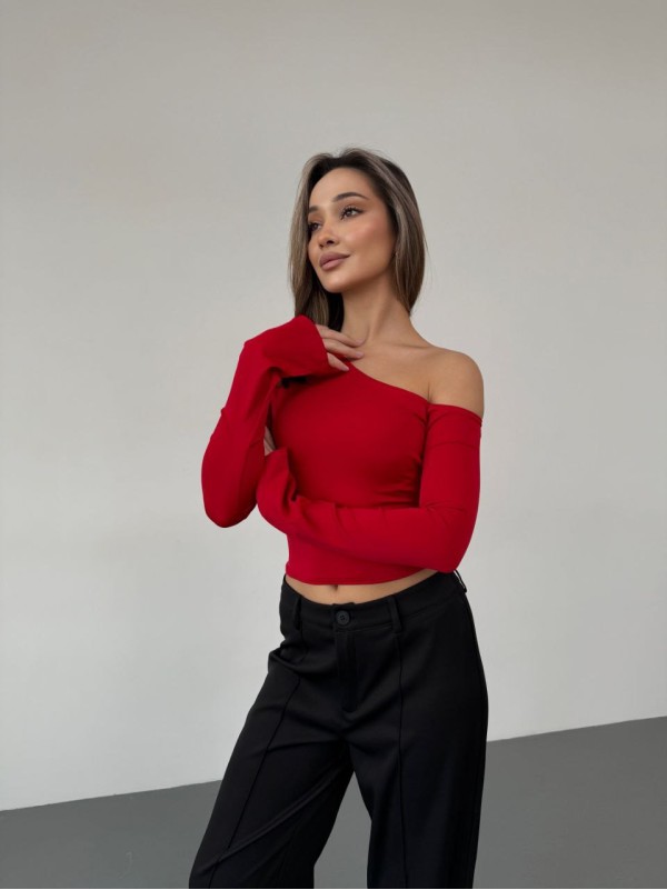 Жіночий легкий лонгслів на одне плече червоного кольору 35850