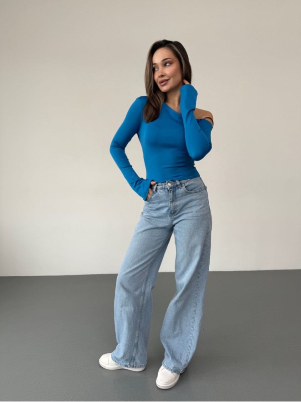 Жіночий легкий лонгслів на одне плече блакитного кольору 35852