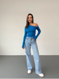 Жіночий легкий лонгслів на одне плече блакитного кольору 35852