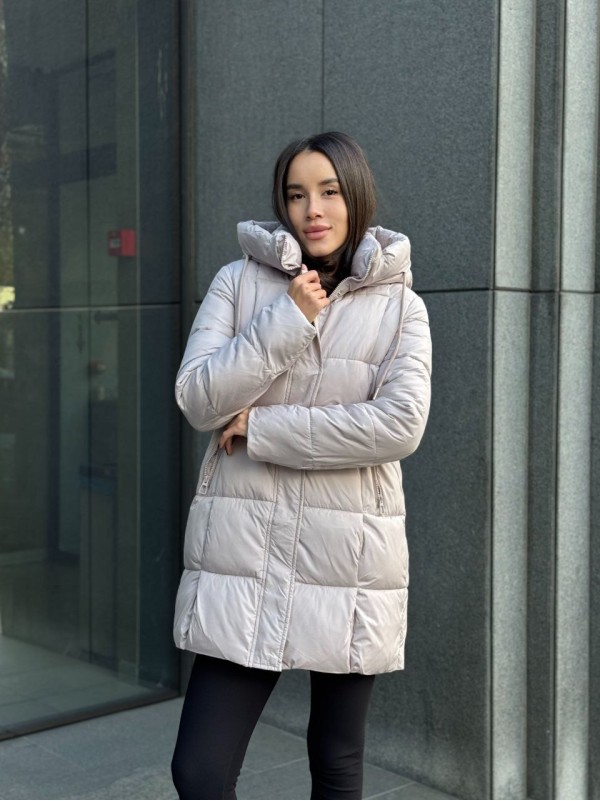 Жіноча демiсезонна куртка з капюшоном бежевого кольору 35861