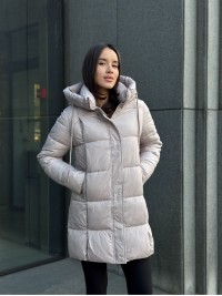 Жіноча демiсезонна куртка з капюшоном бежевого кольору 35861