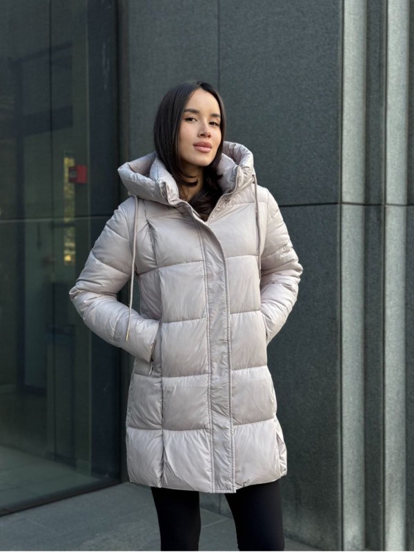 Жіноча демiсезонна куртка з капюшоном бежевого кольору 35861