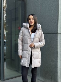 Жіноча демiсезонна куртка з капюшоном бежевого кольору 35861