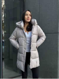 Жіноча демiсезонна куртка з капюшоном бежевого кольору 35861