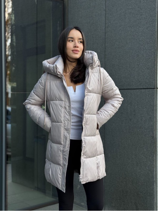 Жіноча демiсезонна куртка з капюшоном бежевого кольору 35861