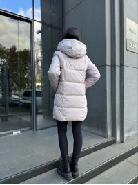 Жіноча демiсезонна куртка з капюшоном бежевого кольору 35861