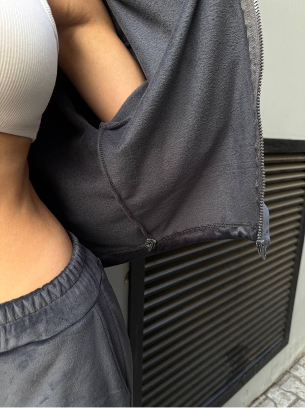 Велюровий жіночий костюм з начісом графiтового кольору 35881