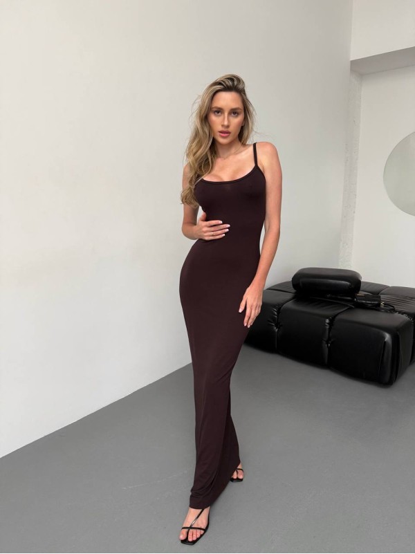 Довга еластична сукня на шлейках коричневого кольору 35905