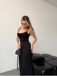 Довга еластична сукня на шлейках чорного кольору 35906
