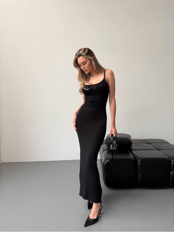 Довга еластична сукня на шлейках чорного кольору 35906