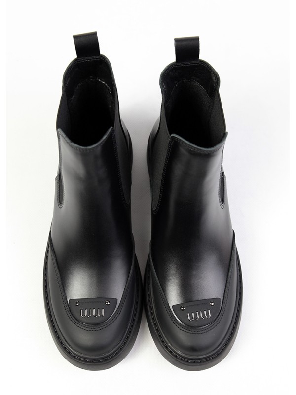 Жіночі шкіряні черевики з резинкою чорного кольору 35932