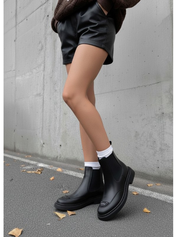 Жіночі шкіряні черевики з резинкою чорного кольору 35932