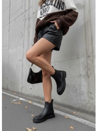 Жіночі шкіряні черевики з резинкою чорного кольору 35932