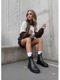 Жіночі шкіряні черевики з резинкою чорного кольору 35932