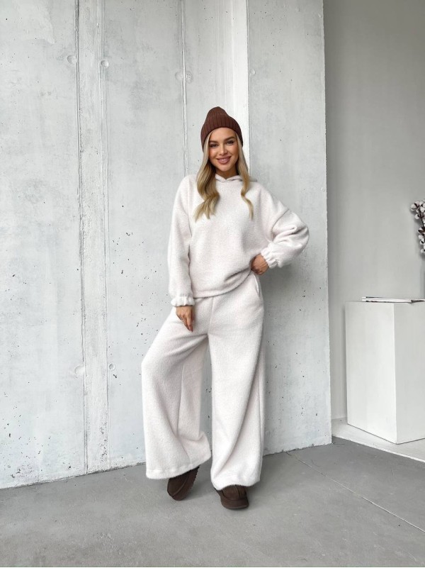 Базовий жiночий костюм з альпаки молочного кольору 35966