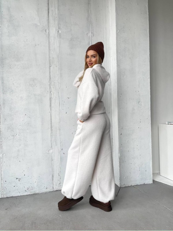 Базовий жiночий костюм з альпаки молочного кольору 35966