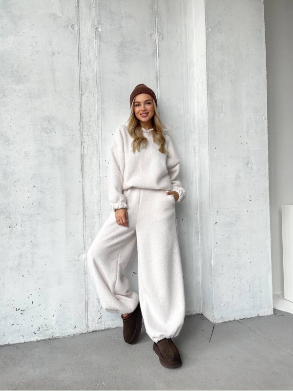 Базовий жiночий костюм з альпаки молочного кольору 35966